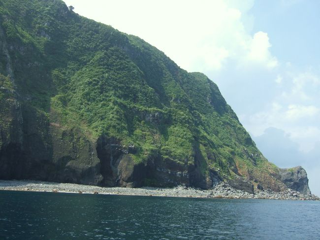 午後からドルフィンスイムへ。<br /><br />定員12名の小型ボートで島の沿岸を回ってイルカを探します。