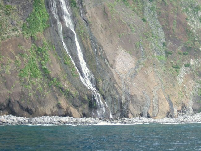 御蔵島は水が豊富で、崖から海へ流れ落ちる滝があちこちにあります。<br /><br />湧き水もたくさん出るようで御蔵では水道水も美味しく飲めました。