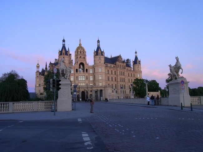 あんまり夕焼けが綺麗だったので宿へ帰らずそのまま、もう一度シュヴェリーン城へ足を向けました。