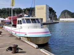 お昼を食べていると雨も上がり青空に。

次の目的地の積丹岬・島武意海岸に出発しようと思ったんですが風が強かったため、そのあと予定していた水中展望船の運航状況が心配になり確認の電話を入れたところ、今のところ運航していますが、今より風が強くなれば中止すると言われたので順番を入れ替えて黄金岬の水中展望船へ向かいました