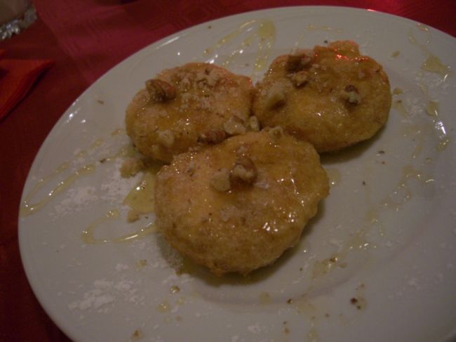 デザートは、ヨーグルトを頼んだら、ヨーグルトに衣のようなものをつけて焼いたものでした。<br /><br />全部で34レバ（約2300円）でした。