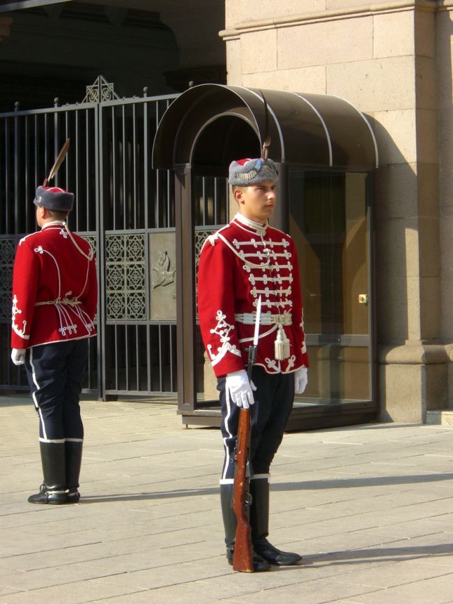 考古学博物館前を通ったら、衛兵さんの制服が冬服に変わっていました。<br /><br />10月で衣替えなんでしょうか。