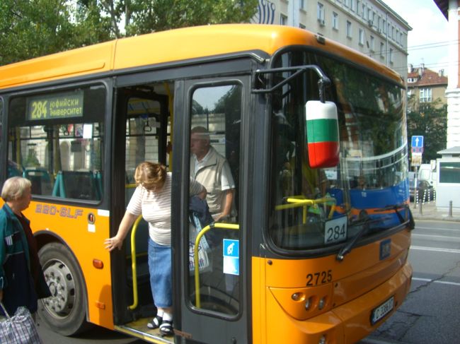 284番のターミナル２行きのバスに乗ります。<br /><br />ソフィアは、バスやトラムの検札が多いとガイド本に載っていましたが、全然遭遇しなかったのですが、最後に検札に遭遇しました。<br /><br /><br />