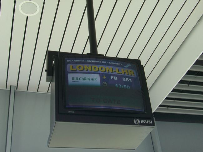 私は、13時50分発のブルガリア航空・ロンドン行きに乗りました。<br /><br />友人のNさんは、フランクフルト行きなので、ここでお別れです。<br /><br />Nさんは、フランクフルト経由で日本へ帰国、私は、イギリスで2泊した後、帰国します。