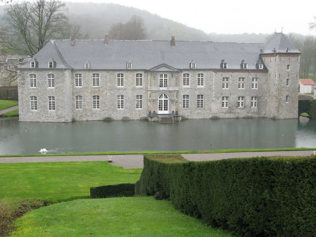 　アンヌボア城　ブリュッセルから９０分程です。<br />１８世紀の荘園領主の館。　<br />傾斜のある広大な敷地、手入れの行き届いた庭園、噴水のある池には白鳥黒鳥が浮かび、その池の畔に佇む城館、中世領主の生活を垣間見た想いです。