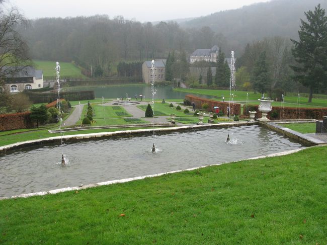 庭のあちこちに噴水があります。