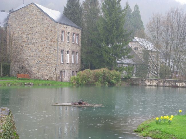この池には、黒鳥が居ます。<br />池の中に浮いているのは、黒鳥の巣です。<br />又多くの彫刻が散在し、天気が好ければ、もっと散策を続けたい庭園です。