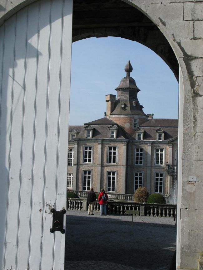 　並木は、この門に通じます。<br />門は片側しか空いていません、何時もそうなんでしょうか。<br />正面に館が建ち、後方は崖で下を川が流れています。<br />見晴らしは抜群です。<br />　