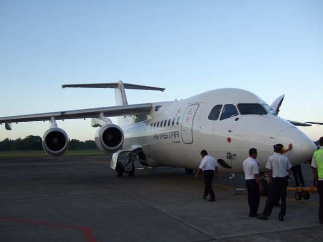 バリから小型航空機で1時間弱のフライトです。