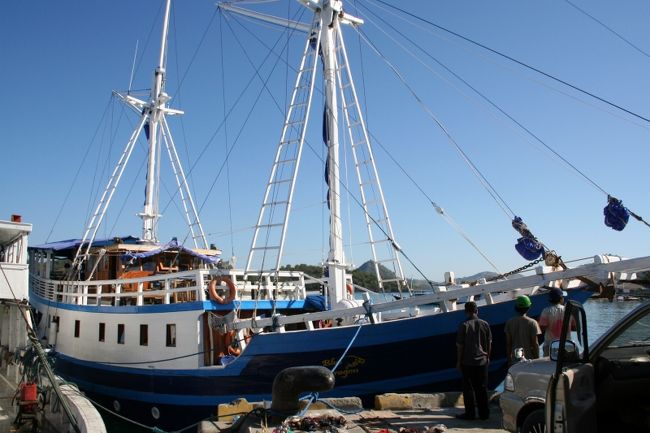 ラブハンバンジョー港からこのブルードラゴン号でダイビングクルーズに出航です。