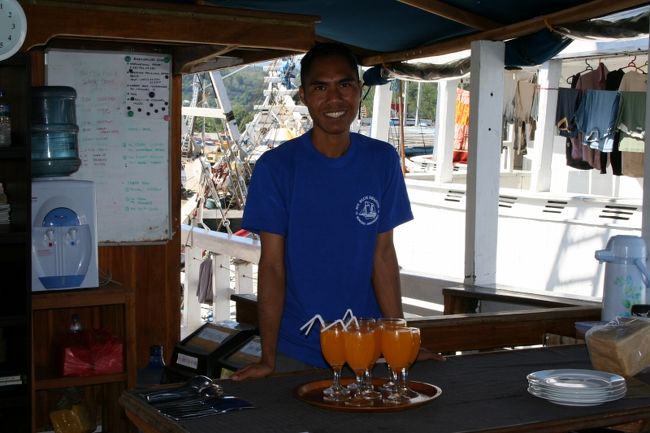 船に乗って早速ローカルスタッフがウェルカムドリンクを出してくれました。<br /><br />航海中彼がずっと食事の用意をしてくれました。