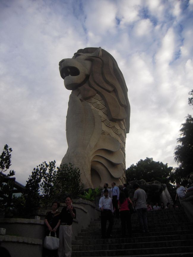 マーライオンさんもいました。<br />みなさん写真とりまくってます！