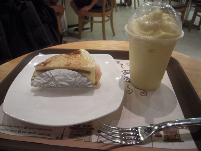 小休憩。ティラミスのケーキと、パッションフルーツのスムージー。<br />シャイな店員さんでかわいかった。<br />普通のどこにでもある味です。