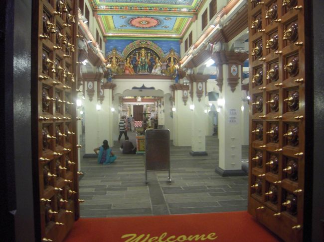 中では何かやっている人が。<br />昼間に入ったので、夜には入りませんでした。