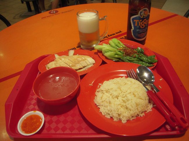 でも時間が遅めだったからか、かの有名店のチキンライス屋さんは閉まっており・・・（あいててもこの時間なら売り切れだと思うけれど。）<br />他のお店でチキンライスと空芯菜のセットをいただきました。<br />作り置きのためかチキンは少し冷えてたけど、美味しかったです！<br />ホーカーズって席まで料理を運んできてもらうから基本席の先取りだと思うけど、一人で来た人はどうするんでしょう。（荷物おいとけないよね。）<br />その点夜は人が少なめなので、なんとか席とっても大丈夫そうでした。