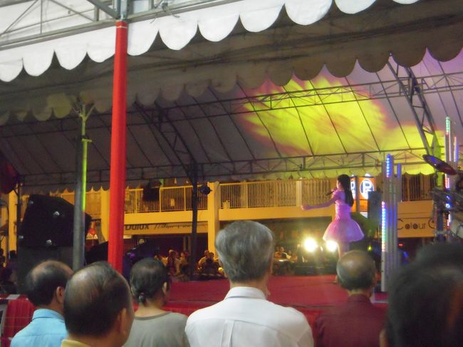 アイドルみたいな人が歌ってます。衣装がすごい。笑<br />観客はおっちゃんとかおじいちゃんばっか。