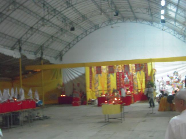 仏教か何かの施設かな？<br />他にもこういったテントは見かけました。