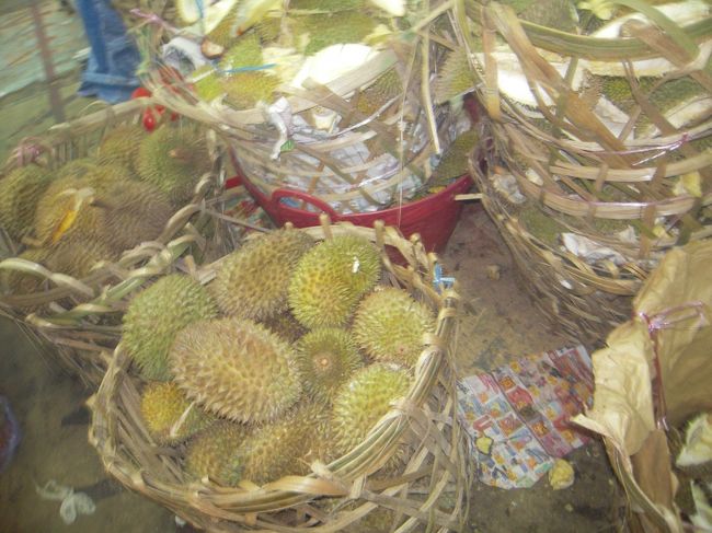 MRTでユーノスまで移動し、歩いてホテルに帰ることに。ジョーチアッドロードを歩きます。ものすごい活気！<br />点とみたいな所で洋服が売ってたり、たこやきがあったりドリアンがあったり。