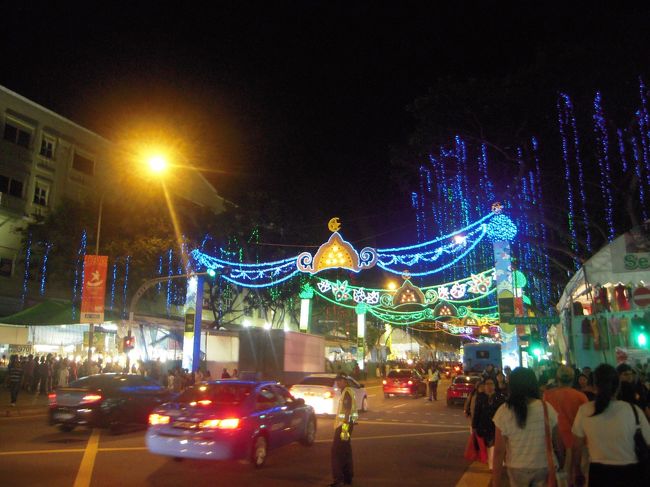 いわゆるゲイラン地区なのでしょう。<br />たくさん人が居ます。