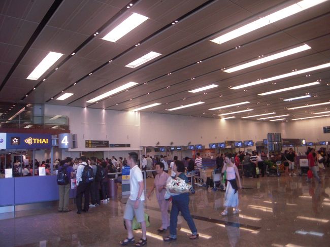 チャンギ空港到着！<br />ここから次の目的地へ。