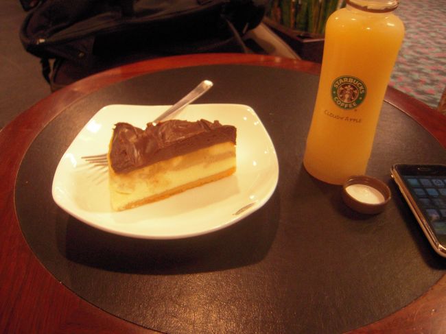 スタバでフライトを待つ。<br />海外のスタバのケーキってなんであんなにコッテリしてて美味しいんだろう。<br />日本にも欲しいな。