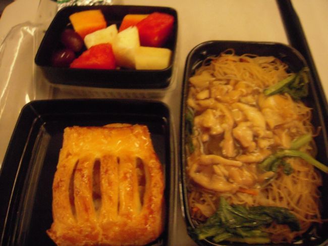 最後のSIN→NRT間の機内食。<br />本当にユナイテッドの機内食は美味しくない、、、<br />特にアップルパイが厳しかったです。