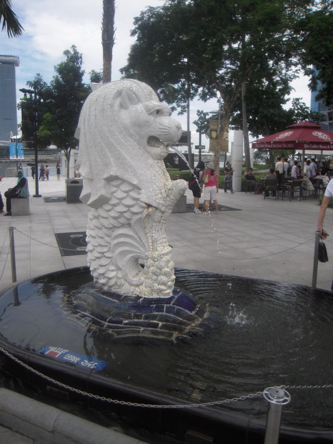 シンガポールを旅行して思ったことは、<br />治安が良くて安心して旅行できる国は素晴らしい、ということ！<br />旅行中ボッタクリ、もしくは試みてる人にあったことは（多分）ないし、タクシーも何も言わなくてもメーターで走ってくれる。日本では当たり前のことだけれど、これだけでものすごく快適な旅をすることができました。<br />丸一日じゃほとんど周れないんじゃないかなと思いましたが、割と幅広く楽しめたと思ってます。<br />効率よく周れる人はほぼ網羅できるんじゃないかな。でも次はゆっくりしたい。<br />羽田便が便利になり、より身近になるシンガポール。また遊びにくるぞ！<br />