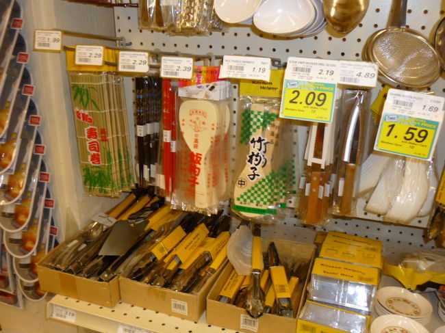 ワイメアビーチパークから2キロほど北に進んだ右側のスーパー「フードパントリー」の中はこんな面白い商品が陳列されていました。