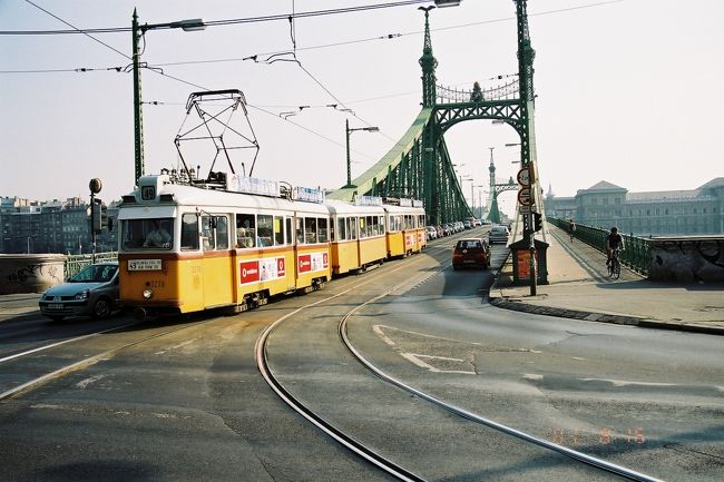 ちょいとレトロなトラムが走ります。