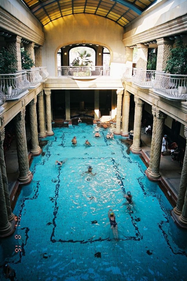 ガーンと衝撃。<br /><br />映画のいちシーンのような優雅な温泉に驚かされました。<br /><br />