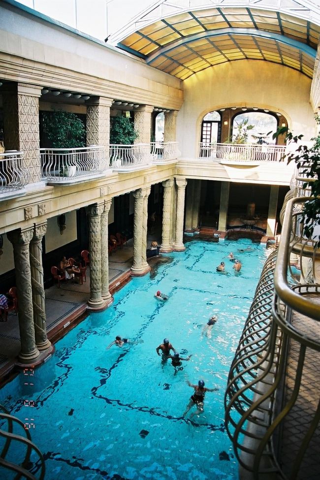 ここは室内の水着使用のエリア。室内でも暗い穴倉のような所の熱い温泉もあり、そこは水着無しだったような。<br /><br />あと　外のプールのような広い温泉もあり、とっても快適で素敵な施設でした。