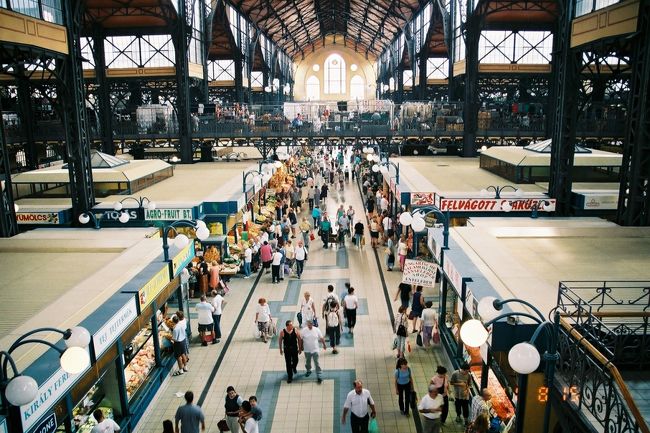 整然とお店がならぶ市場は楽しさ満載です。<br /><br />貴腐ワインのトカイワインをショットで飲ませるお店もありました。トカイワインの知識なかったのですが、1プットとか２プットとか貴腐ワインの程度があるようで色々と試してみました。<br /><br />フォアグラなんかも名物のようなのでお土産に買い込みました。＾＾