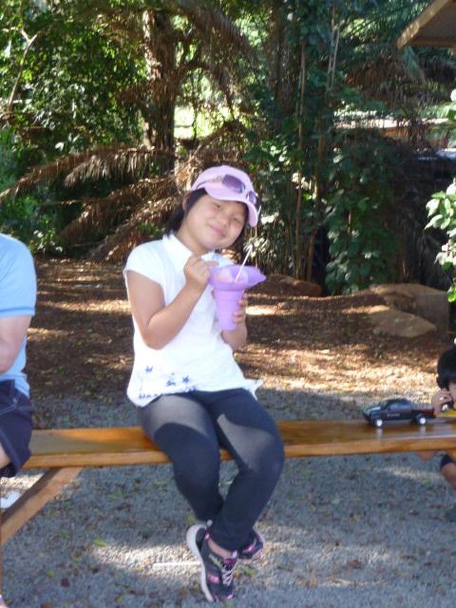 店の外にもベンチがあってそこで食べることができます。