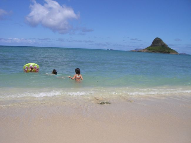 そのまま１周回って帰ってくることができます。<br />チャイナマンズハットという島が見えます。（なぜか泳いでいる人がいないと思ったらこの後直ぐに地元の人に「毒クラゲが出るよ」と教えられあわてて出ました。(夏でしたがクラゲは時期の問題でしょうか）