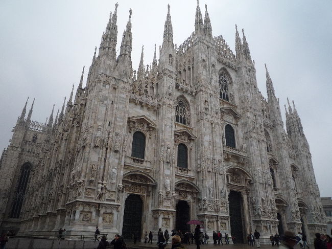 ミラノのドゥオモです。白くて威風堂々としており、2245体の彫刻、135本の塔はとても繊細で美しいのですが、なぜか世界遺産には登録されていません。階段またはエレベーターでてっぺんまで上ることができます。今日は天気が悪く、外からの見物だけにしました。