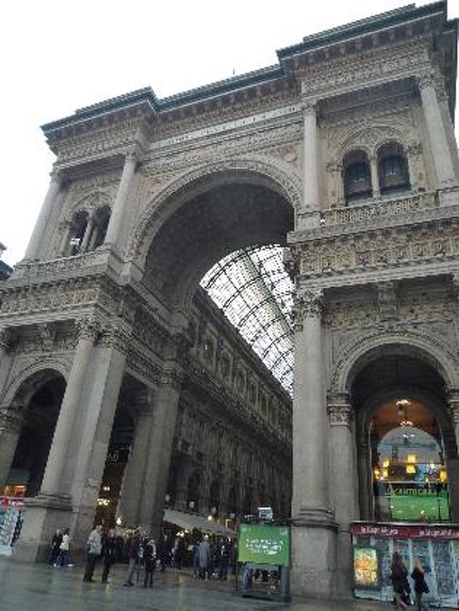 ドゥオモ広場のすぐ脇にある、ヴィットリオ・エマヌエーレ?世のガッレリアです。ショッピングアーケードになっていて、大好きなプラダの本店が入っているのですが、収穫物なしでした。