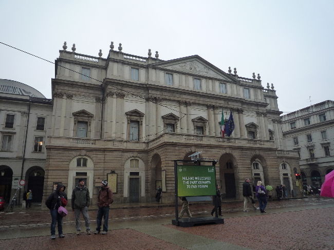 ガッレリアを抜けると、スカラ座があります。