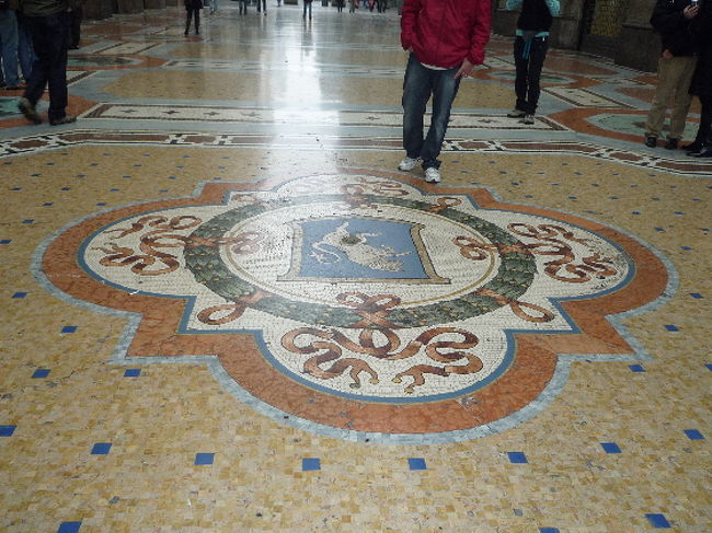 こちらは、ガッレリアの中心にある牛のモザイクです。真ん中にかかとをつけて、くるっと一回転すると幸福を呼ぶといわれており、いつも人だかりができていました。