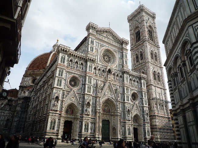 電車に乗って、約2時間半、フィレンツェにやってきました。ミラノ中央駅の切符売り場は大変な混雑で、直接ホームの臨時窓口？みたいなところで切符を買うことができました。<br /><br />ミラノは肌寒かったのですが、フィレンツェは天気もよくぽかぽか陽気でした。早速ドゥオモへ行きました。映画「冷静と情熱のあいだ」で見た風景です。ドゥオモのクーポラとその隣の鐘楼に上ることができます。