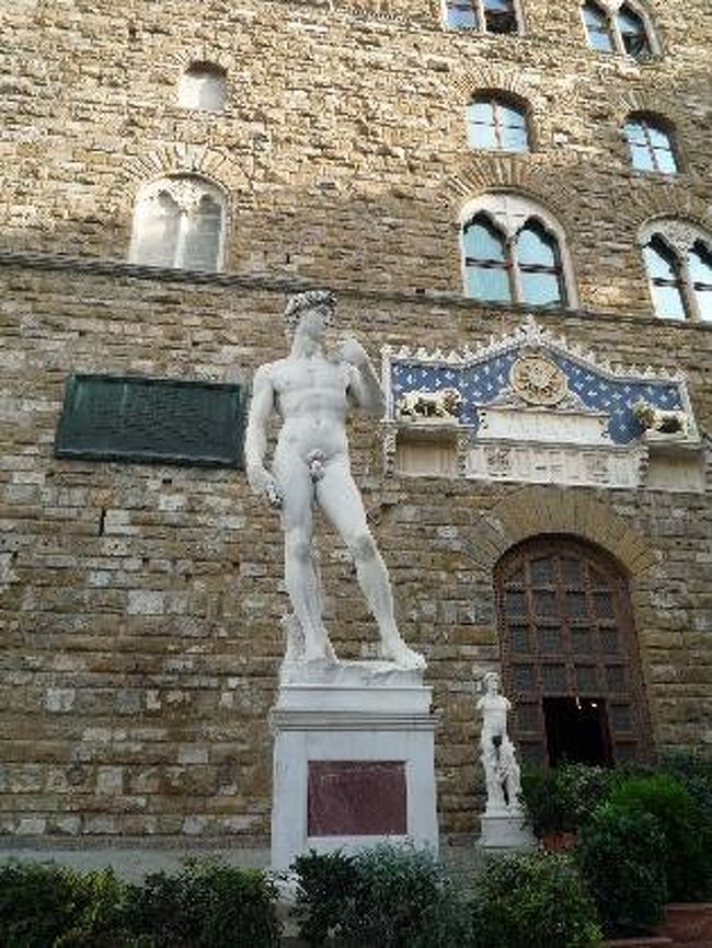 ミケランジェロのダビデ像のレプリカ。2体のレプリカのうち1体はシニョリーア広場にあります。