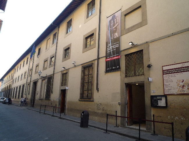 ミケランジェロのダビデ像の本物があるアカデミア美術館です。朝一で行ったので、すぐに入れました。ダビデ像の巨大さに驚き！