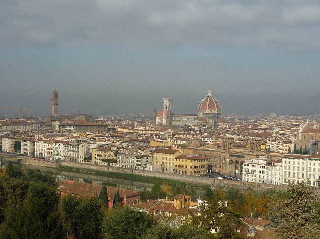 バスに乗ってミケランジェロ広場に行きました。こちらからの眺めも素晴らしいです。中央にドゥオモが見えます。