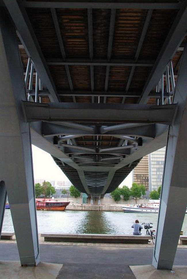 シモーヌ ド ボーヴォワール橋 La Passerelle Simonu De Beauvoir セーヌ３３橋巡りの２ パリ フランス の旅行記 ブログ By Etretatさん フォートラベル