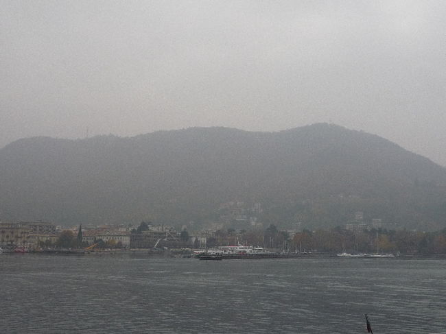 フィレンツェから戻って、ミラノから日帰りでコモ湖に行ってきました。天気が今ひとつでしたが、遊覧船に乗りました。観光客は誰もいなく閑散としていました。