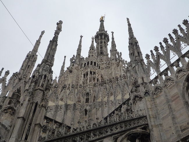 ミラノ最終日です。天気がいい日は一日もなく、とうとう最後まで延ばしたドゥオモに上りました。<br />彫刻や塔を間近に見ることができます。