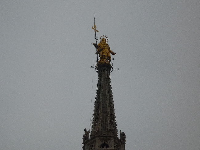 黄金のマドンニーナ像。