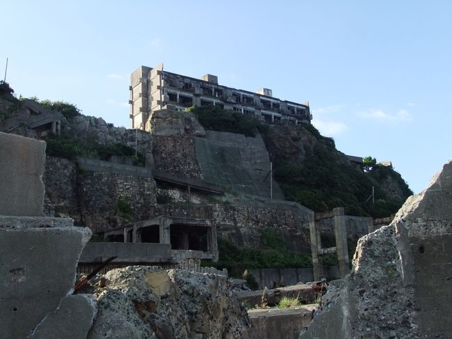 一番高いところはエリートさんのアパートだったそう。<br />ここはお風呂アパートだったようです。<br /><br />一般のアパートでも電化製品の普及率が高かったそう。<br />黒字閉山で、退職金が出たため、電化製品を運ぶ必要が無く、アパート内には今でも放置されたままになっているそう。写真集で見ましたが、廃墟感満載。