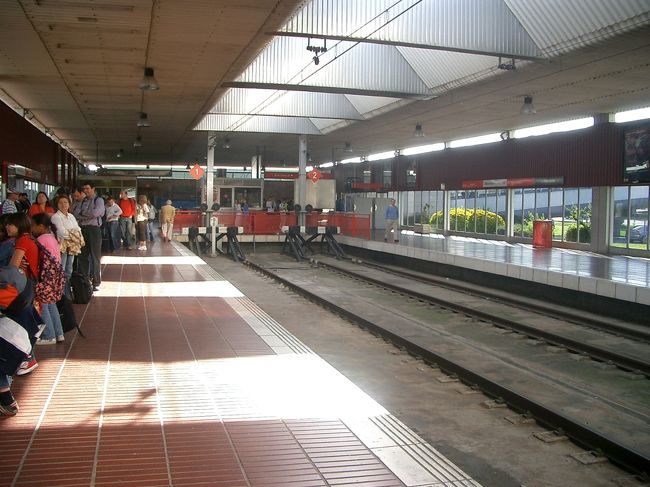 空港から市内へはバルセロナ近郊鉄道を利用することにしました。<br />しかし予想以上に利用客が多く、座ることも出来ず立ったままサンツ駅までの移動となってしまいました。<br /><br />サンツ駅のマックでドミトリーのオーナーと待ち合わせ。<br />その後地下鉄に乗り換えて、今日の宿泊先に連れて行ってもらいます♪<br />チェックインして荷物を置いて、いざサグラダ・ファミリアへ！