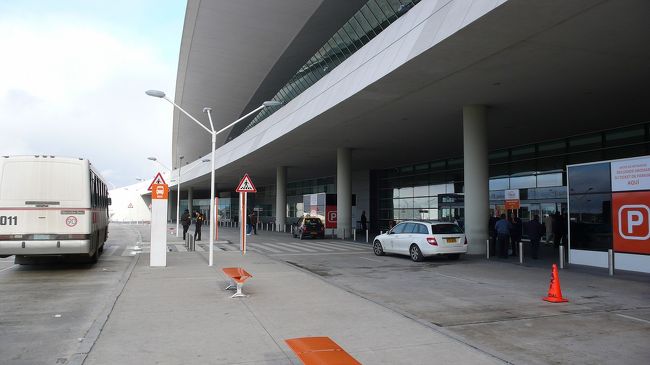 モンテビデオからリオへ。<br /><br />またこの空港です。<br />また36ドル、空港税はらいます。