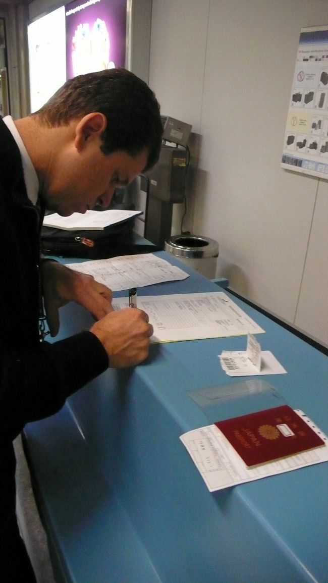 もう、かんにんしてー。<br /><br />と、おもいましたが<br />この人、「信頼してください。バッグは必ず見つけてホテルにお届けします」<br /><br />と心強いお言葉。